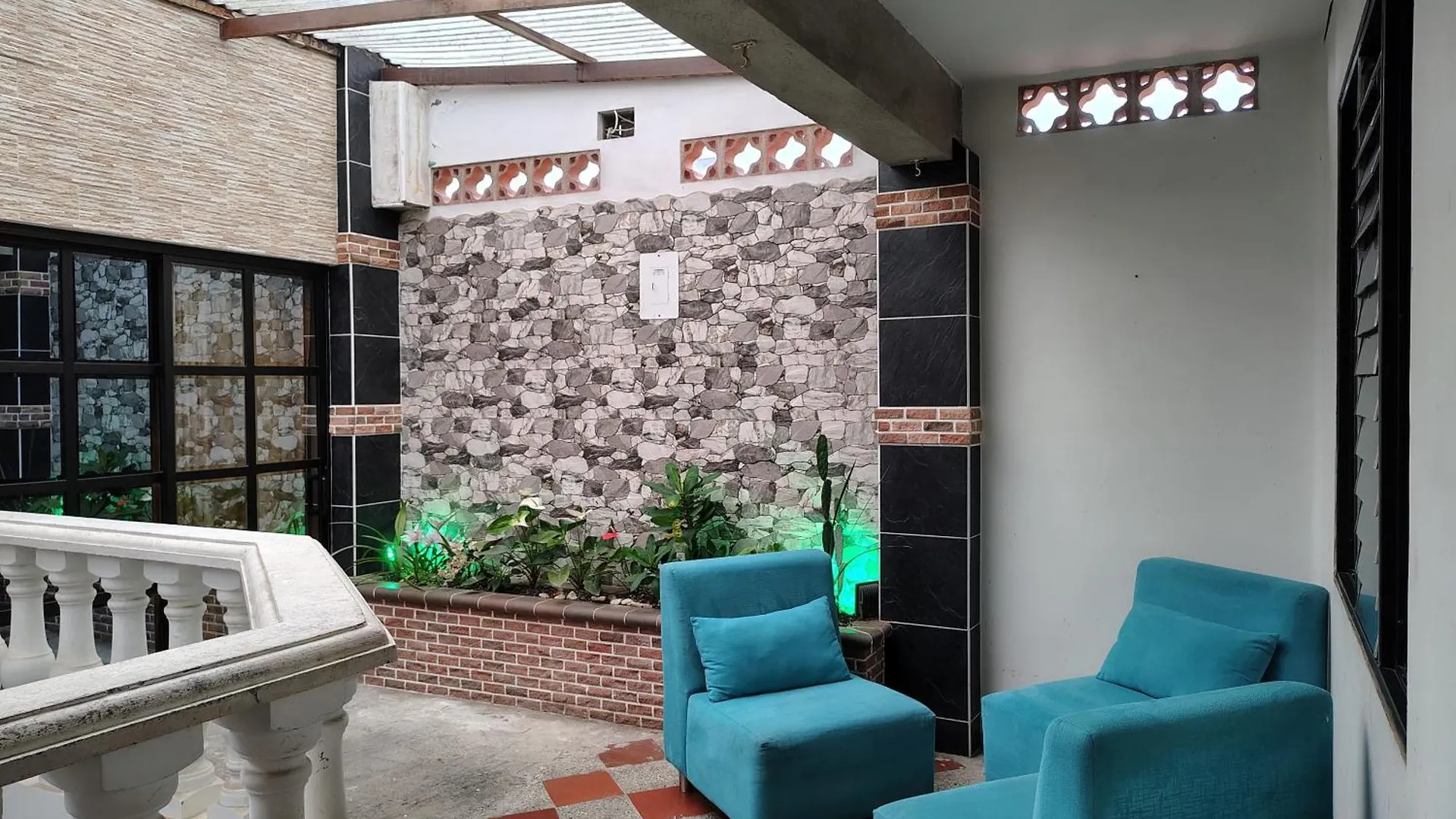 Casa Hevenie, Hospedaje Familiar Comodo Y Bien Ubicado Medellin Colombia